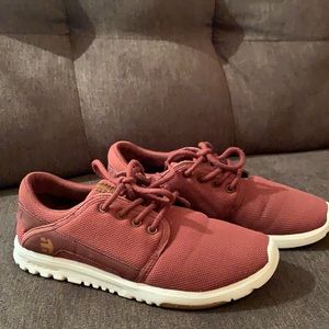 Women’s Etnies tennis shoes 👟